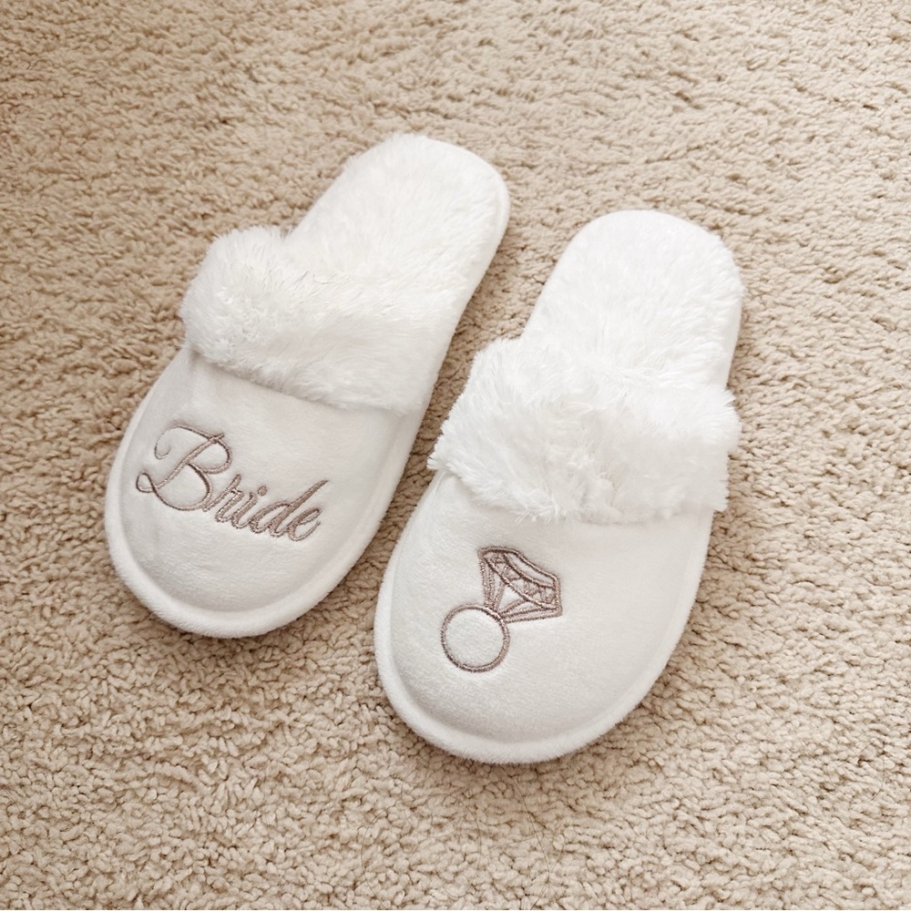 David’s Bridal White Fuzzy Bridal Slippers Size 6/7